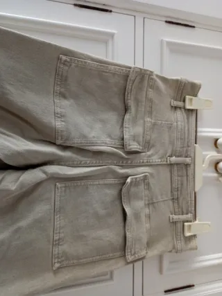Pantalón cargo beige ancho