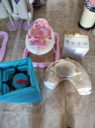 Caminador y parque infantil un wáter y un osito