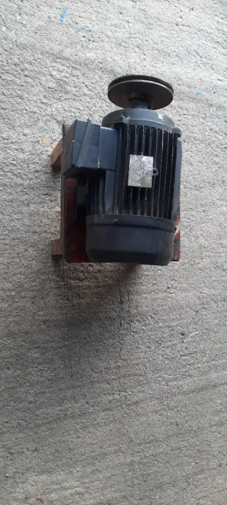 Motor Eléctrico Trifásico CEC M 100