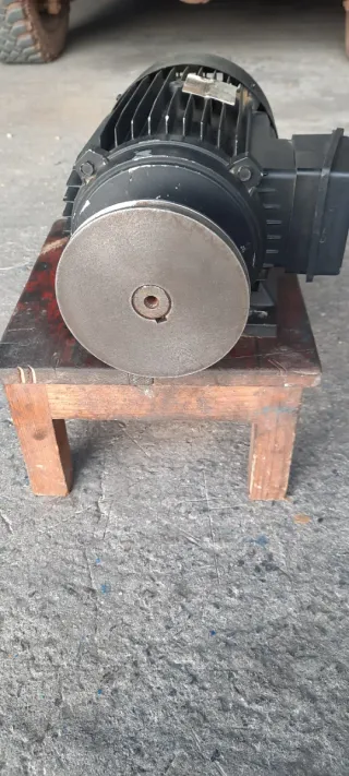 Motor Eléctrico Trifásico CEC M 100