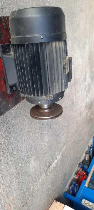 Motor Eléctrico Trifásico CEC M 100