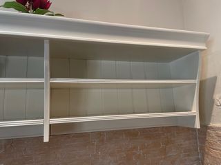 Estantería de madera blanca
