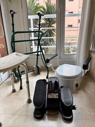 Andador , water portatil, pedales y silla ducha