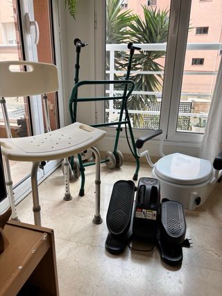 Andador , water portatil, pedales y silla ducha