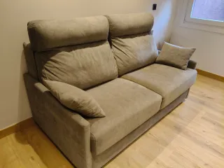 Sofá cama gris muy cómodo.