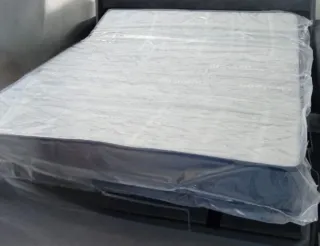 Sofá cama gris muy cómodo.