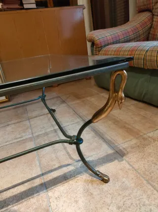 Mesa centro cristal y hierro forjado dorado