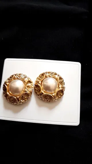 Pendientes dorados con perla