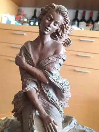 Figura Bronce Vidal Brisa Mujer