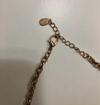 Collana dorata con pietre nero/grigio