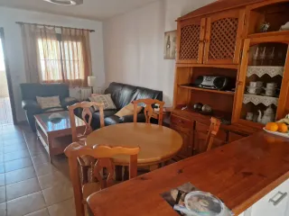 Mueble y mesa de comedor de pino
