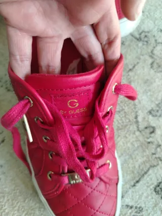 Zapatillas Guess Rojas Acolchadas