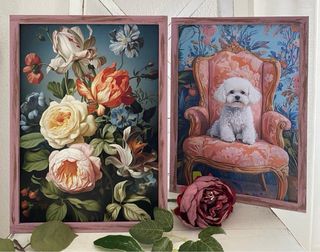 Lote cuadros rosas caniche en sofá entre flores