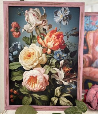 Lote cuadros rosas caniche en sofá entre flores