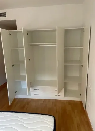 Armario blanco de madera