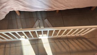 Barrera de cama de madera blanca