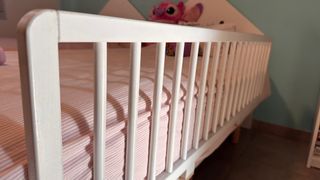 Barrera de cama de madera blanca