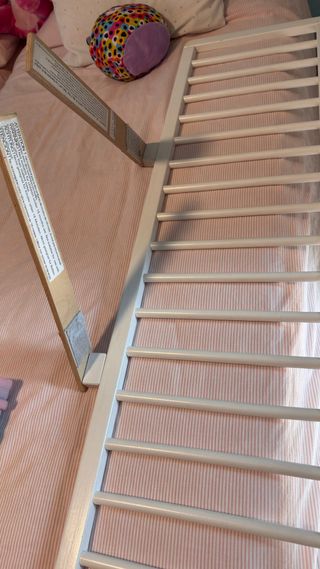 Barrera de cama de madera blanca