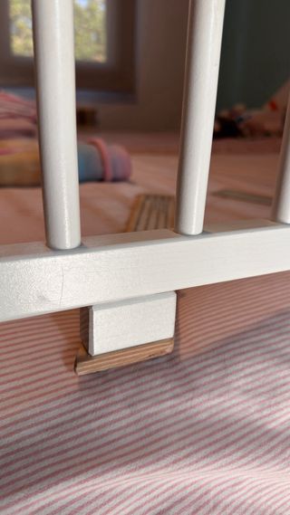 Barrera de cama de madera blanca