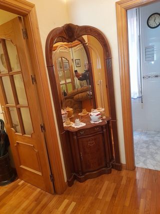 Rinconera de madera con espejo