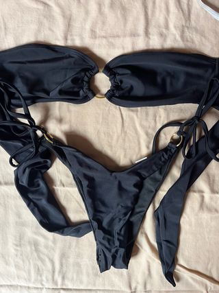 Bikini negro con aros dorados