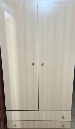 Ropero de madera beige y marrón