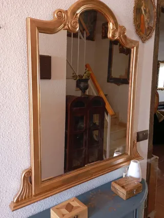 Espejo dorado con marco de madera.Precio negociabl