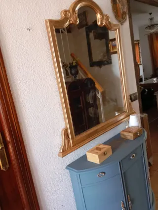 Espejo dorado con marco de madera.Precio negociabl