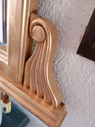Espejo dorado con marco de madera.Precio negociabl