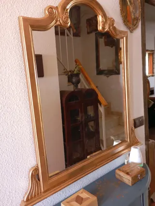 Espejo dorado con marco de madera.Precio negociabl