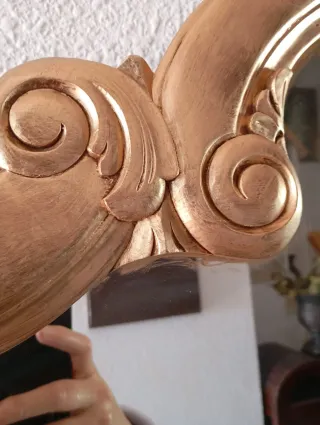 Espejo dorado con marco de madera.Precio negociabl