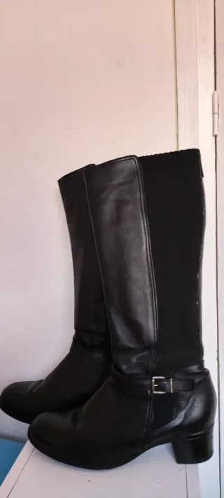 Botas altas de piel negras