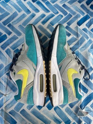 Scarpe sportive teal e bianche