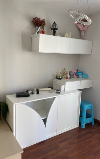 Mueble TV y estantería blanca