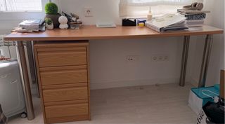Escritorio con cajones