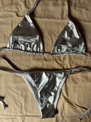 Bikini plateado brillante