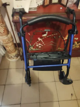 Andador 4 ruedas con cesta.