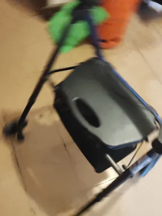 Andador 4 ruedas con cesta.