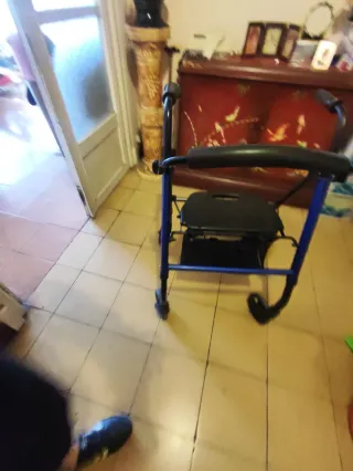 Andador 4 ruedas con cesta.