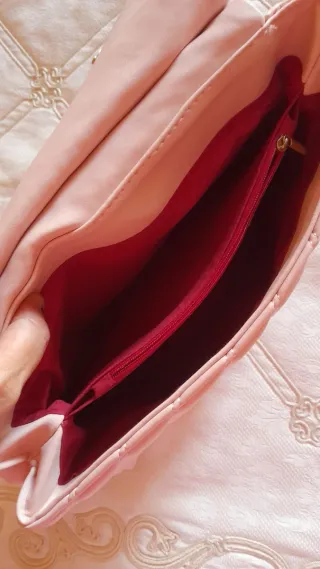 Borsa rosa trapuntata con tracolla oro