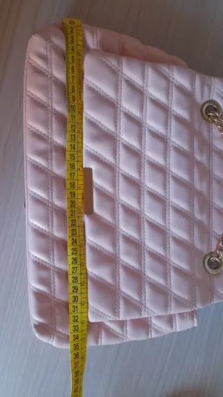 Borsa rosa trapuntata con tracolla oro