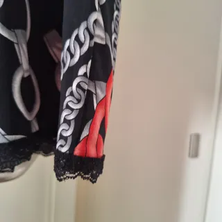 Vestido negro con cadenas rojas y grises