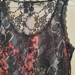 Vestido negro con cadenas rojas y grises
