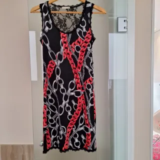 Vestido negro con cadenas rojas y grises