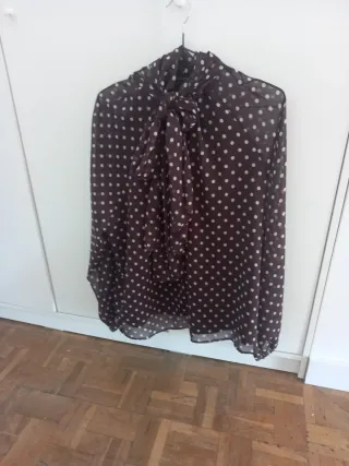 Blusa marrón con lunares beige