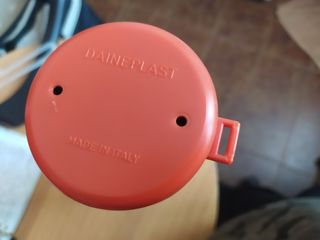 Tubo portadisegni con tappo rosso