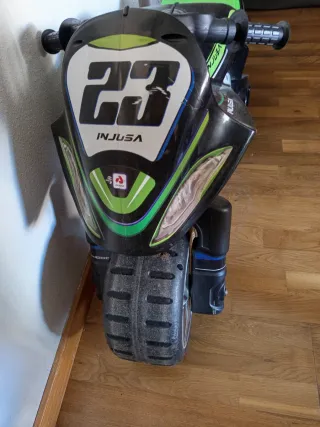 Moto infantil Injusa negra y verde