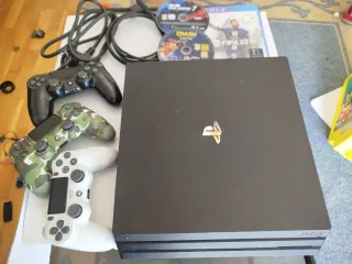 PS4 Pro + 3 Juegos + 3 Mandos