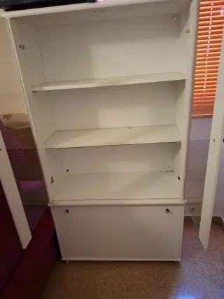 Mueble modular blanco con puertas de cristal