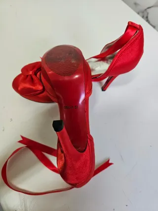 Zapatos rojos de tacón con lazo
